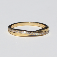 Load image into Gallery viewer, Vintage 18k Crossover Diamond Band