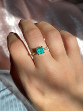 Load image into Gallery viewer, Vintage 18k Columbian Emerald Diamond 1.50 cts Ring