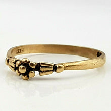 Load image into Gallery viewer, Vintage 9k Gold Daisy Band Ring