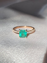 Load image into Gallery viewer, Vintage 18k Columbian Emerald Diamond 1.50 cts Ring