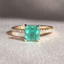 Load image into Gallery viewer, Vintage 18k Columbian Emerald Diamond 1.50 cts Ring