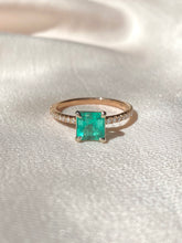Load image into Gallery viewer, Vintage 18k Columbian Emerald Diamond 1.50 cts Ring