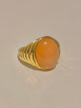 Load image into Gallery viewer, Vintage 14k Peach Moonstone Cabochon Signet Ring