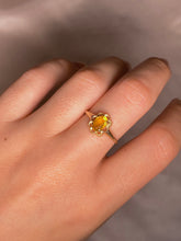 Load image into Gallery viewer, Vintage 10k Citrine Flower Ring