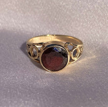 Load image into Gallery viewer, Vintage 9k Garnet Bezel Ring
