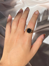 Load image into Gallery viewer, Vintage 9k Onyx Signet Ring 1981
