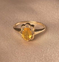 Load image into Gallery viewer, Vintage 10k Citrine Flower Ring