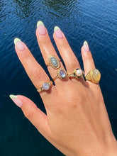 Load image into Gallery viewer, Vintage 9k Moonstone Cabochon Ray Ring 1977