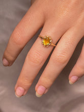 Load image into Gallery viewer, Vintage 10k Citrine Flower Ring