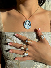 Load image into Gallery viewer, Vintage 18k Agate Cameo Pendant Brooch