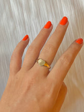 Load image into Gallery viewer, Vintage 9k Heart Signet Ring 1978