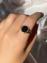 Load image into Gallery viewer, Vintage 9k Onyx Signet Ring 1981