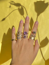 Load image into Gallery viewer, Vintage 9k Heart Signet Ring 1978