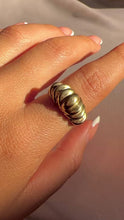 Load and play video in Gallery viewer, Vintage 14k Scallop Conch Bombe Ring
