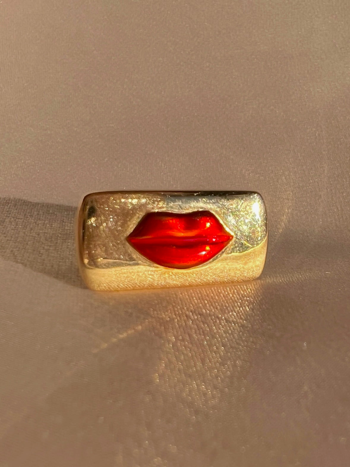 14k Enamel Lips Ring by Alison Lou