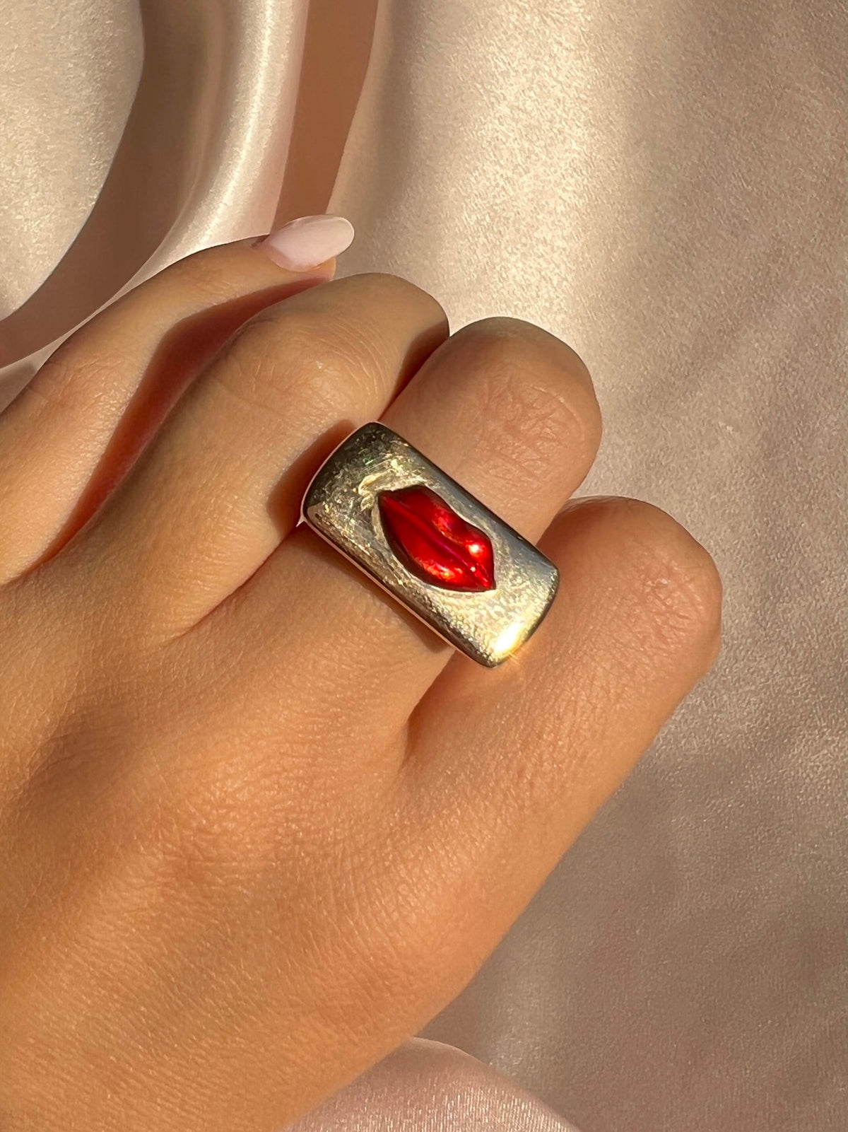 14k Enamel Lips Ring by Alison Lou