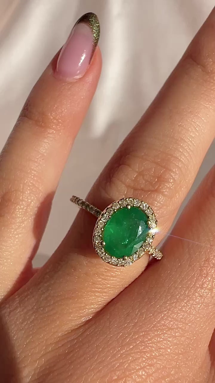 Vintage 14k Emerald Diamond Oval Halo Ring