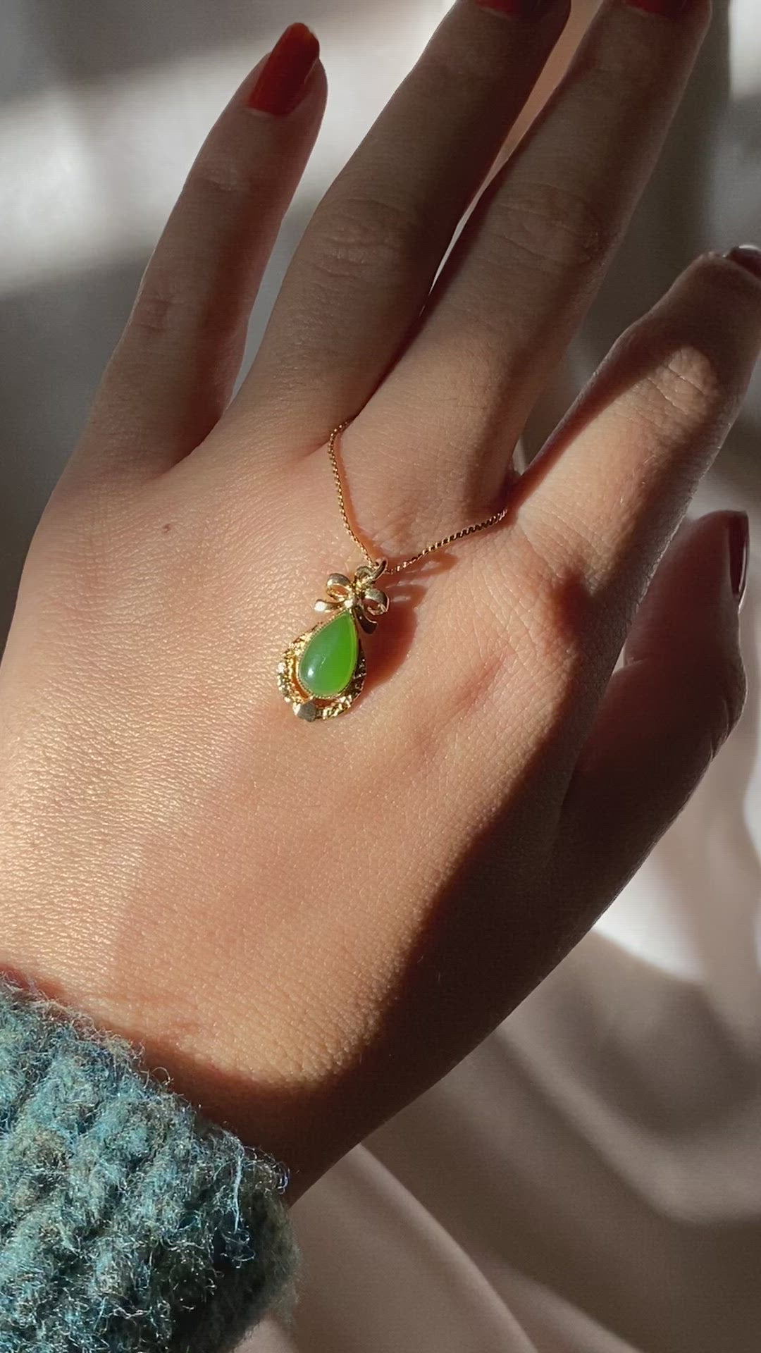 Vintage 9k Jade Bow Drop Necklace 1978