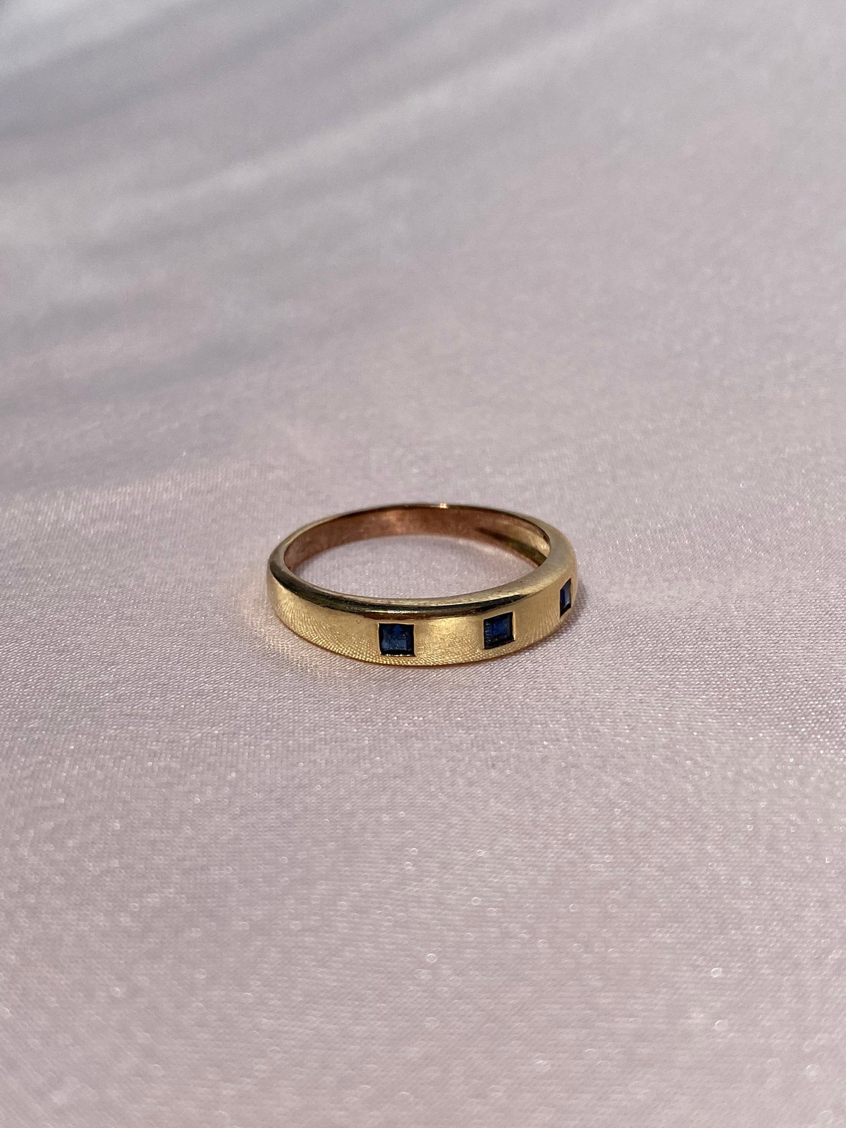 Vintage 9k Gypsy Set Sapphire Ring