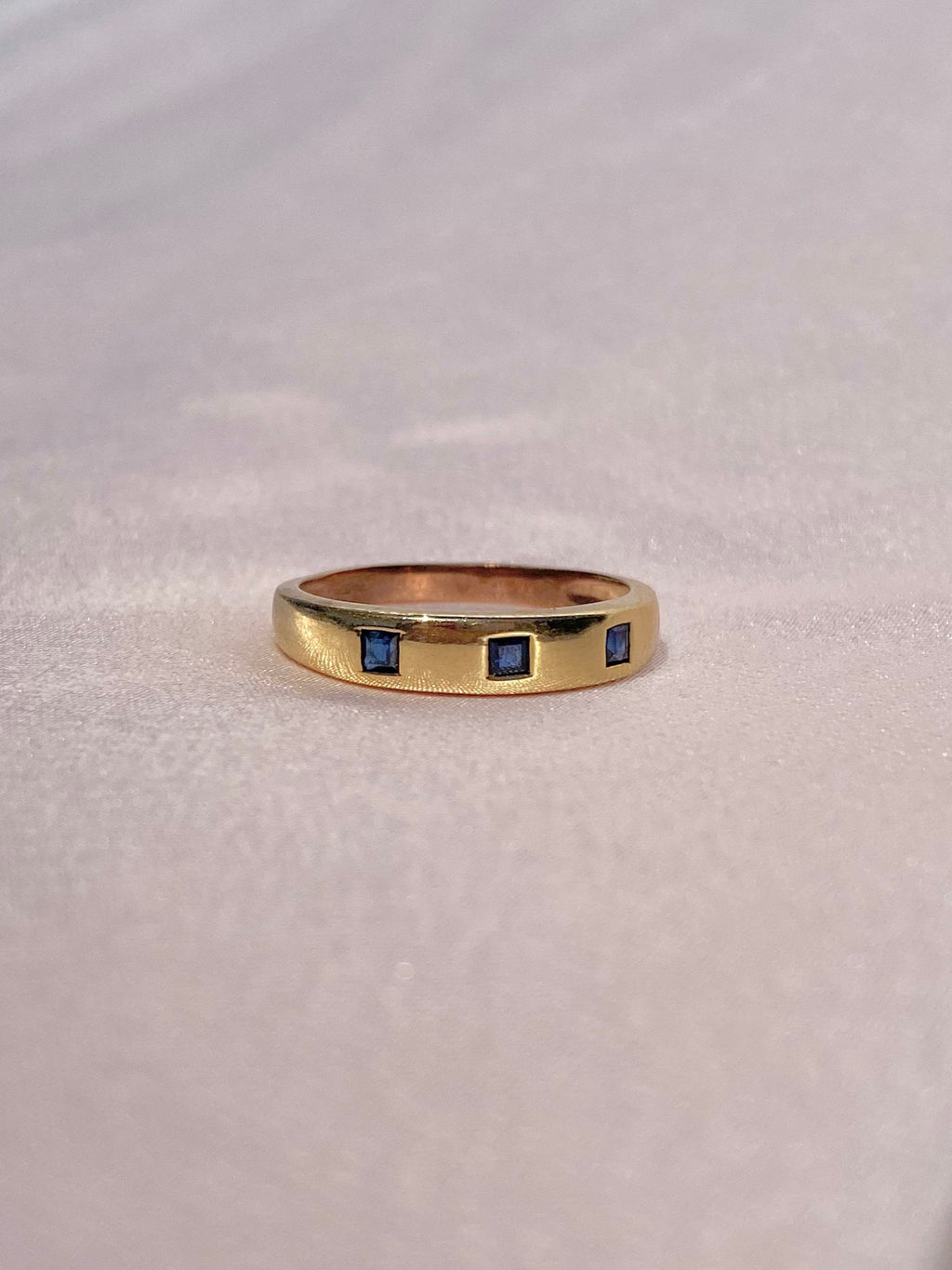 Vintage 9k Gypsy Set Sapphire Ring
