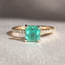 Load image into Gallery viewer, Vintage 18k Columbian Emerald Diamond 1.50 cts Ring
