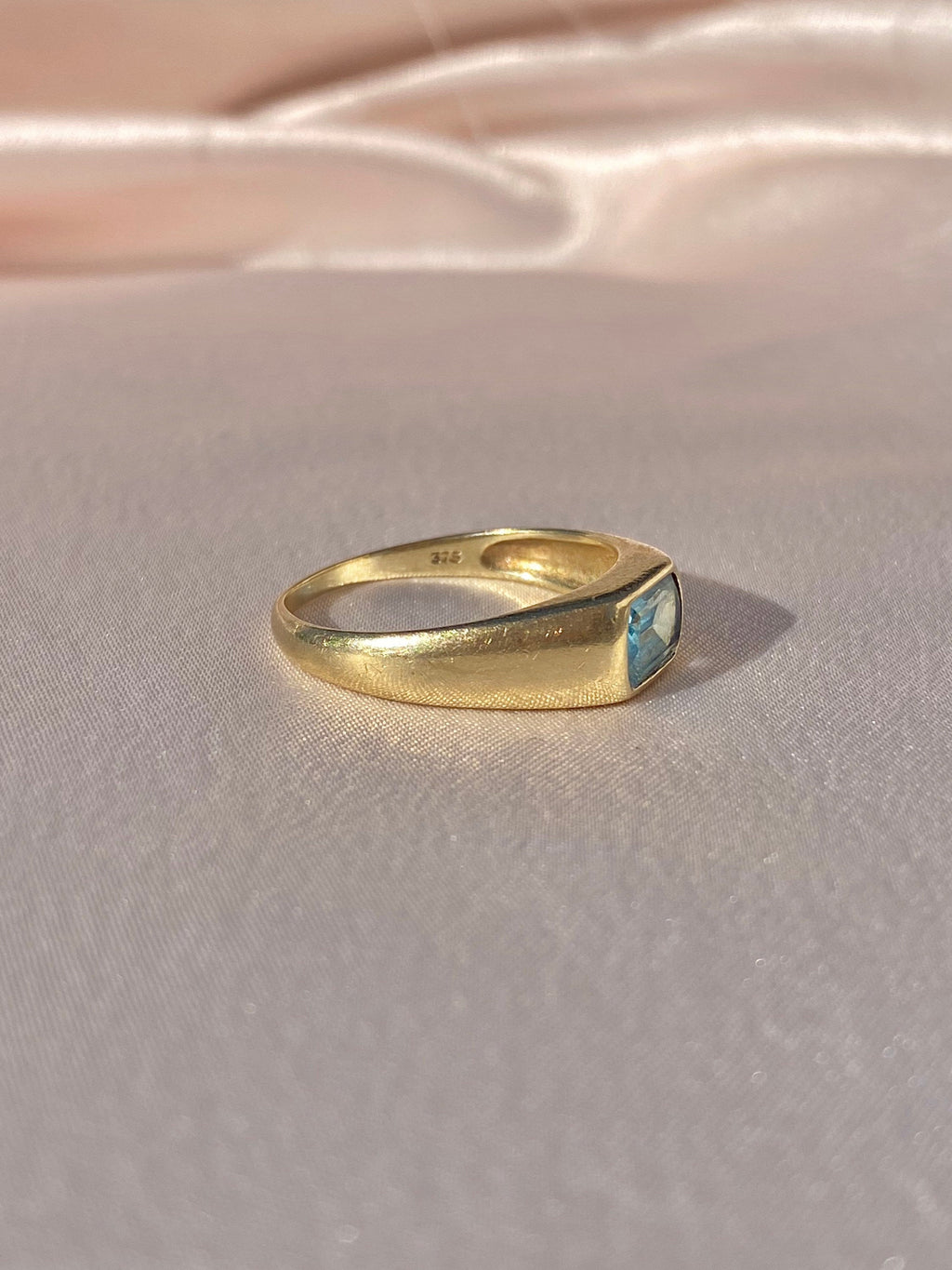 Vintage 9k Topaz Gypsy Cushion Signet Ring