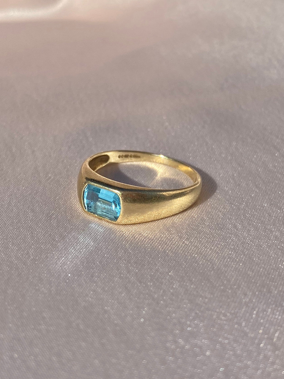 Vintage 9k Topaz Gypsy Cushion Signet Ring