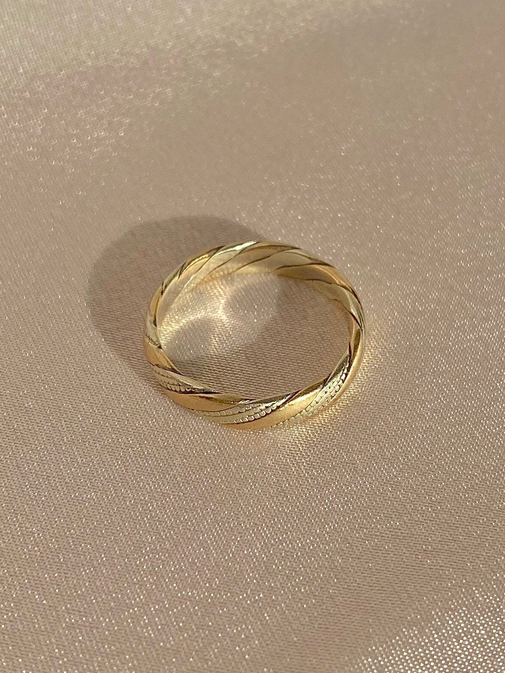 Vintage 9k White Yellow Gold Swirl Band