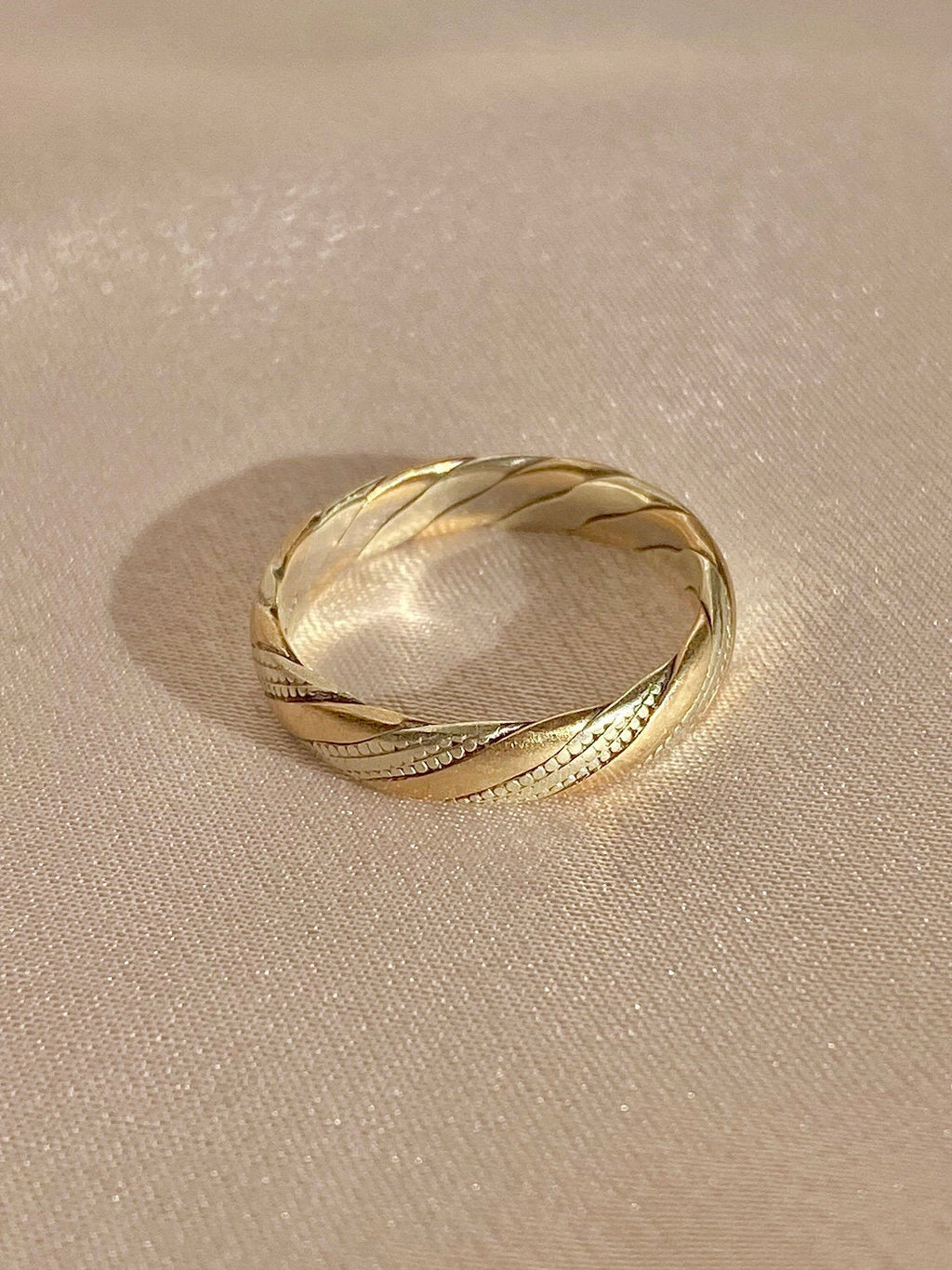 Vintage 9k White Yellow Gold Swirl Band