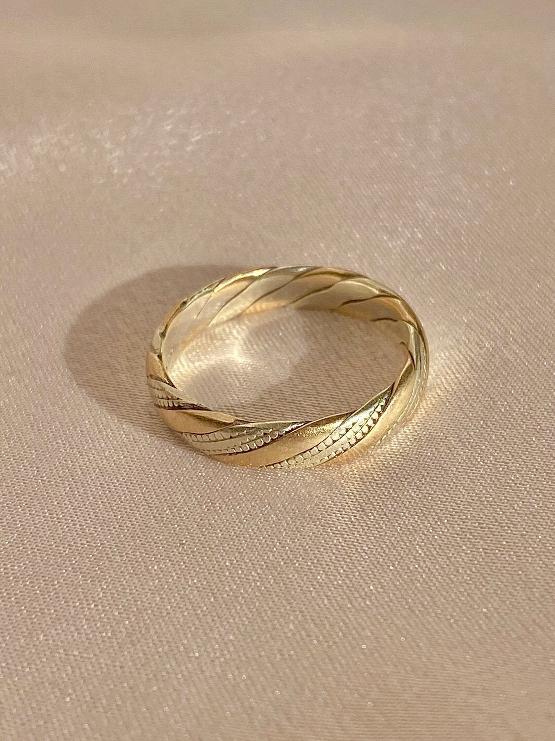 Vintage 9k White Yellow Gold Swirl Band
