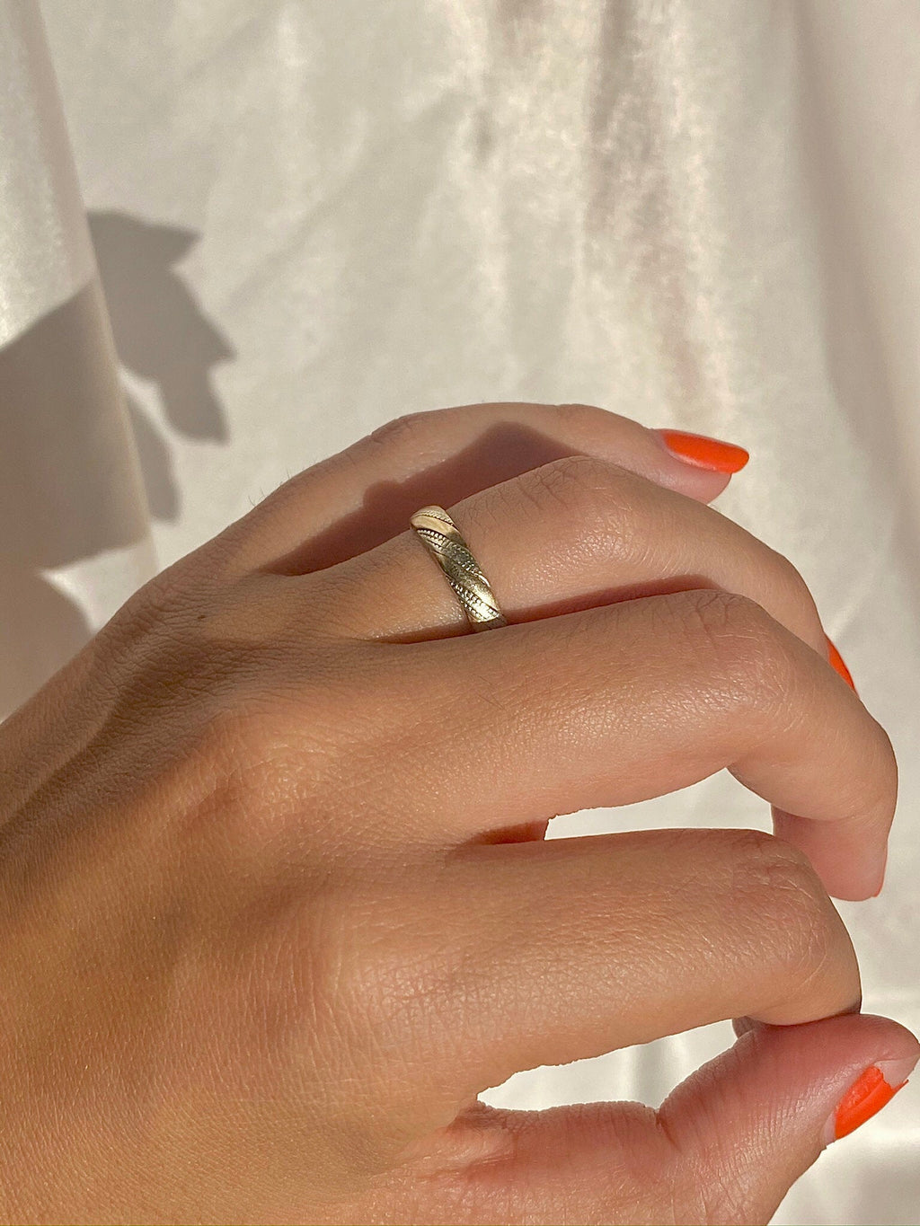 Vintage 9k White Yellow Gold Swirl Band
