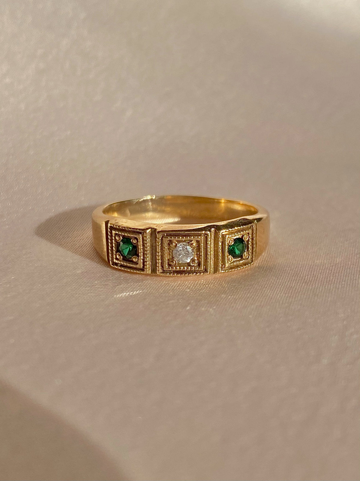 Vintage 10k Emerald Diamond Paneled Gypsy Band
