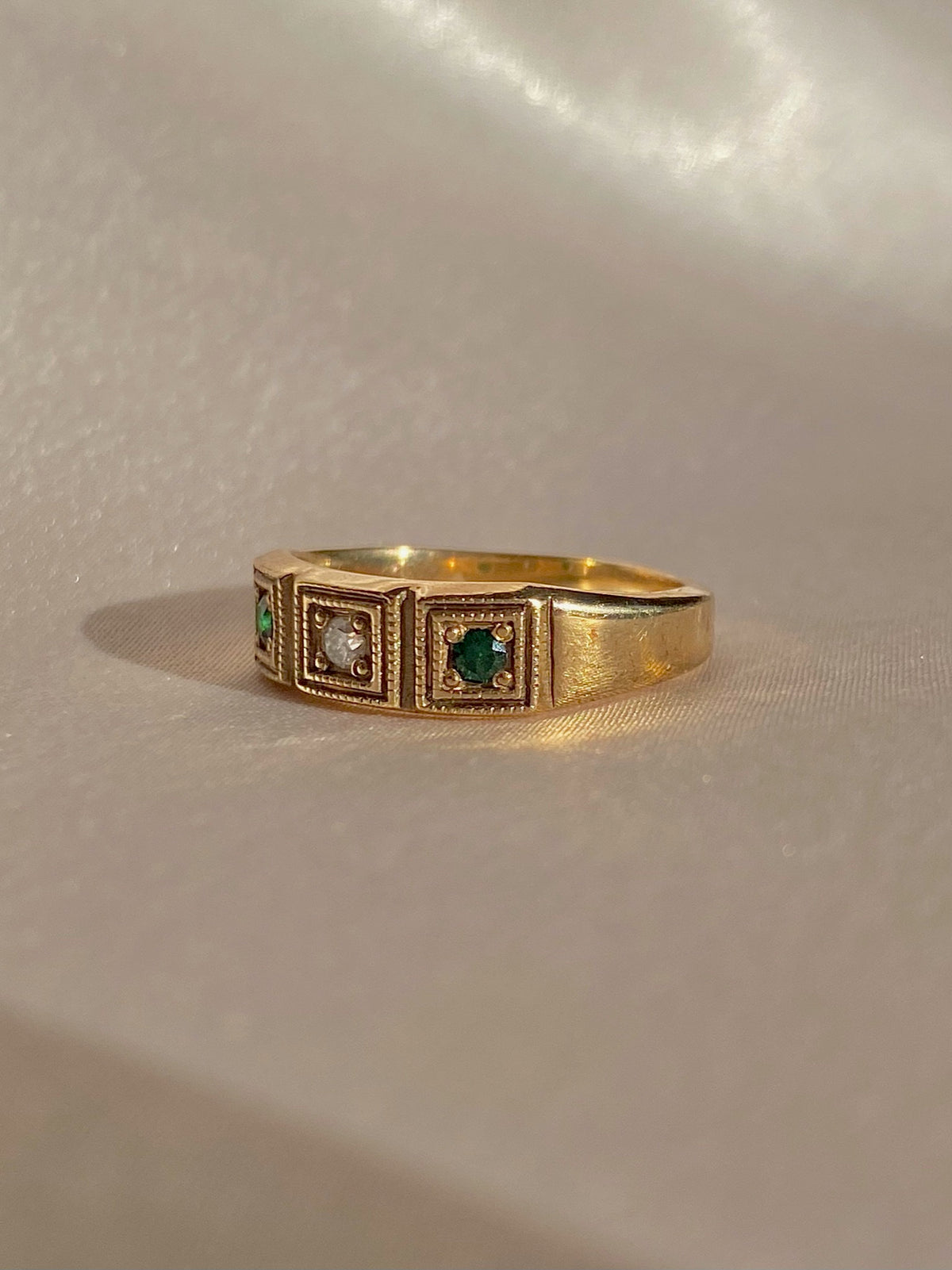 Vintage 10k Emerald Diamond Paneled Gypsy Band