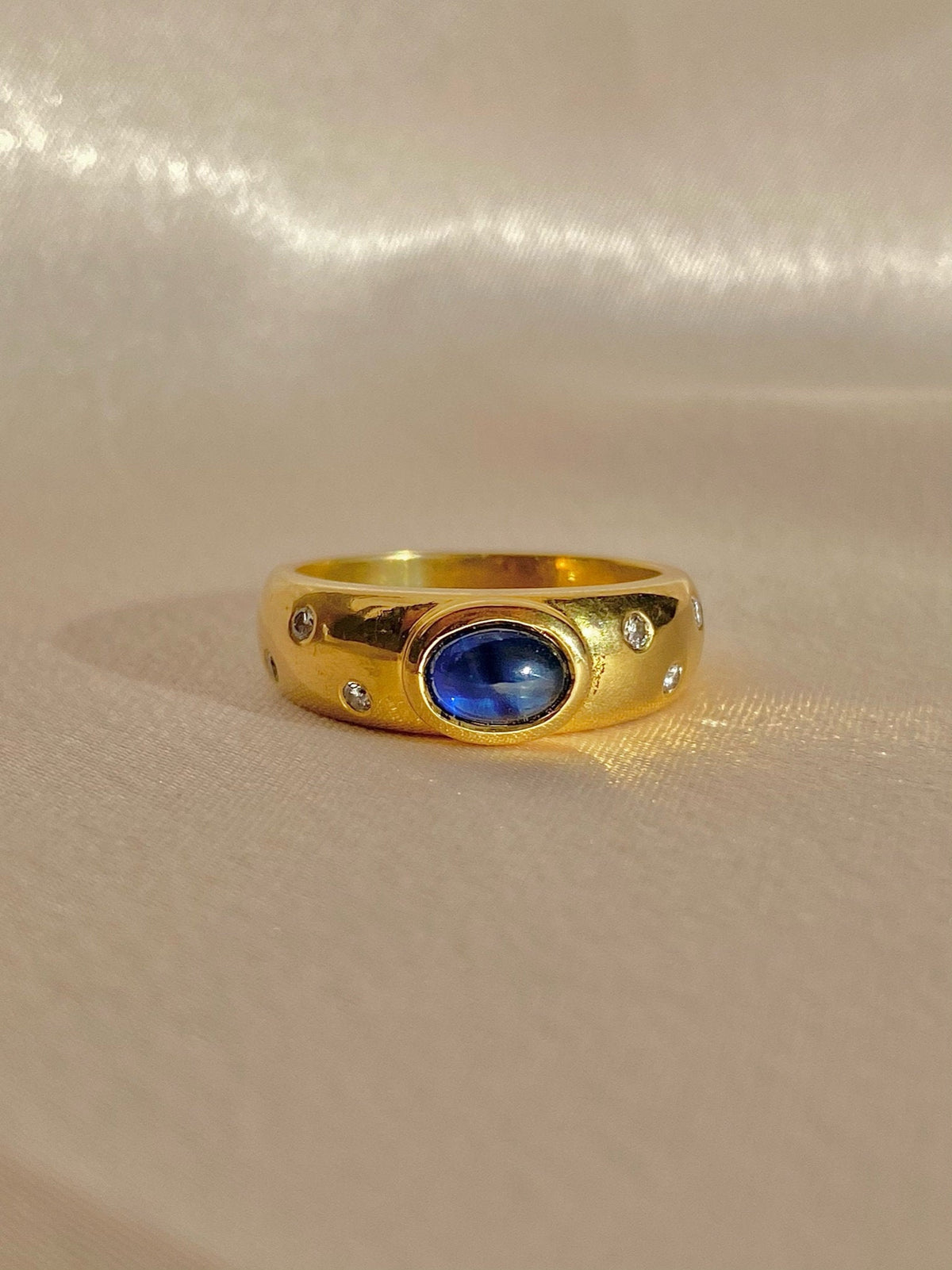 Vintage 18k Sapphire Diamond Dot Cabochon Ring