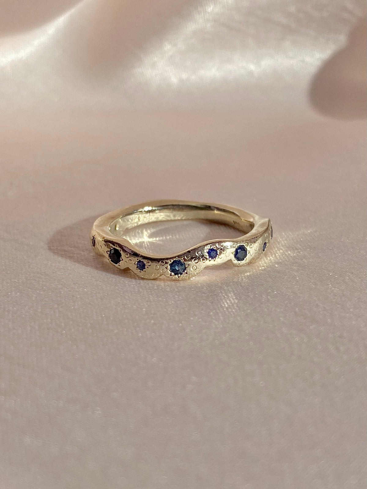 Vintage 14k White Gold Sapphire Wave Ring