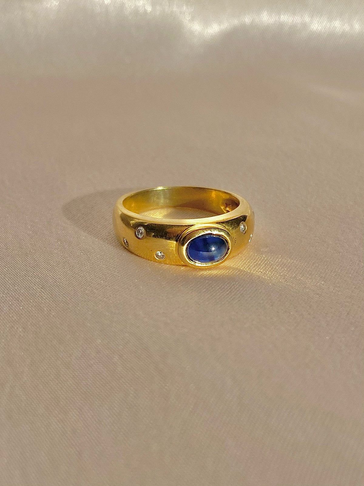 Vintage 18k Sapphire Diamond Dot Cabochon Ring