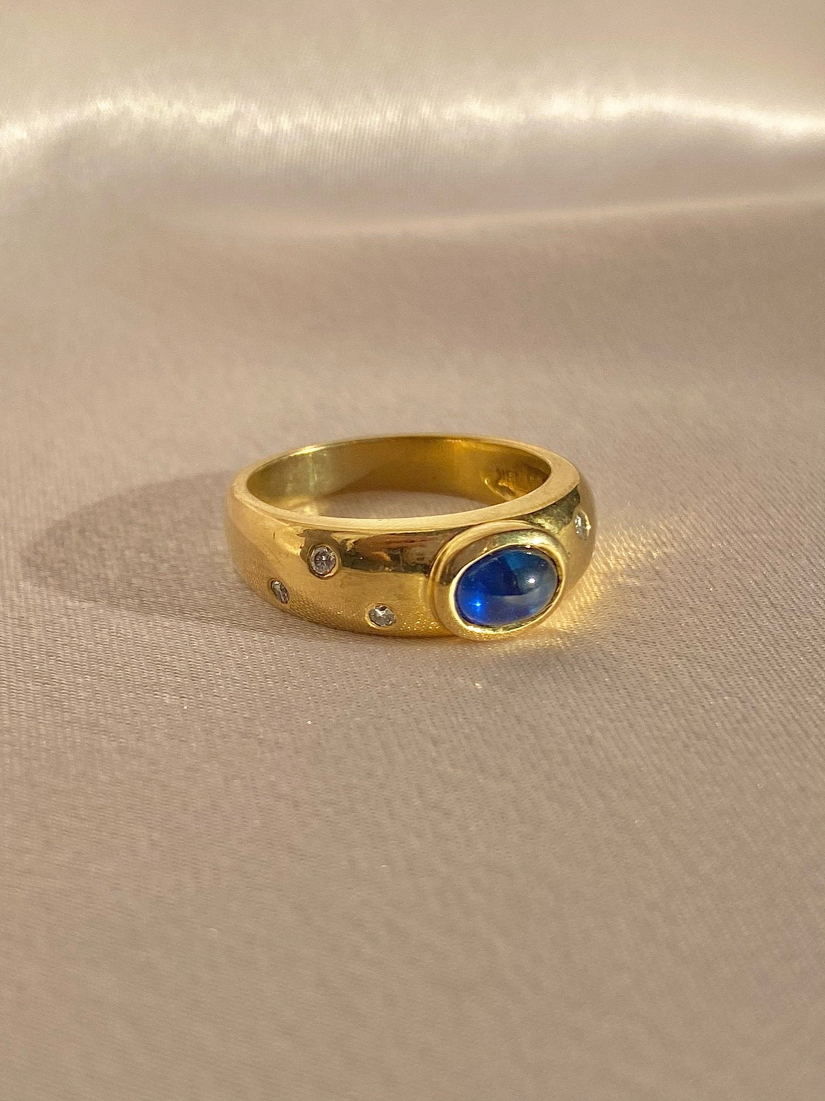 Vintage 18k Sapphire Diamond Dot Cabochon Ring