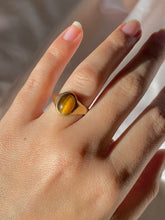 Load image into Gallery viewer, Vintage 9k Tigers Eye Cabochon Signet Ring 1975
