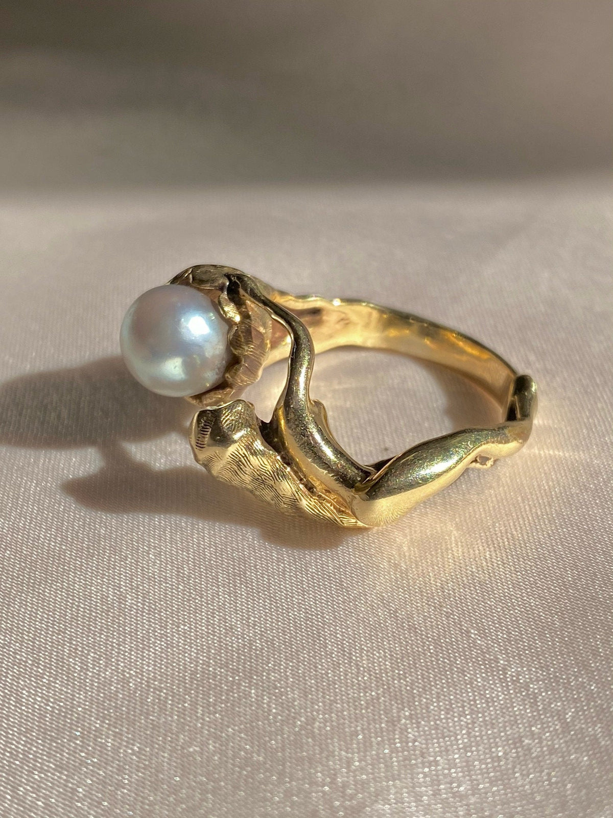 Vintage 9k Pearl Mermaid Conch Shell Ring