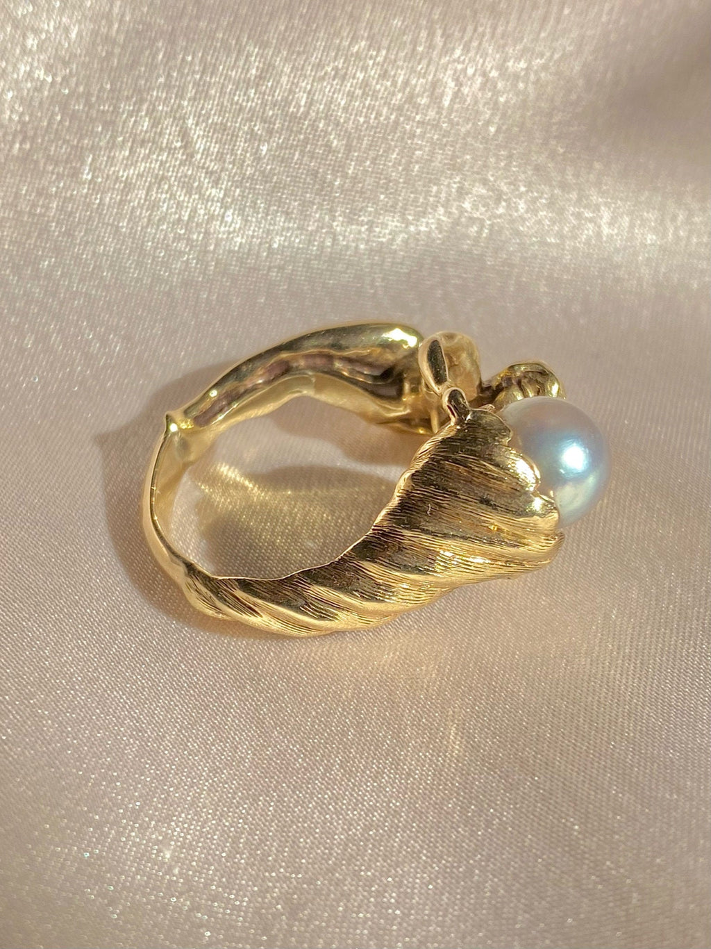 Vintage 9k Pearl Mermaid Conch Shell Ring