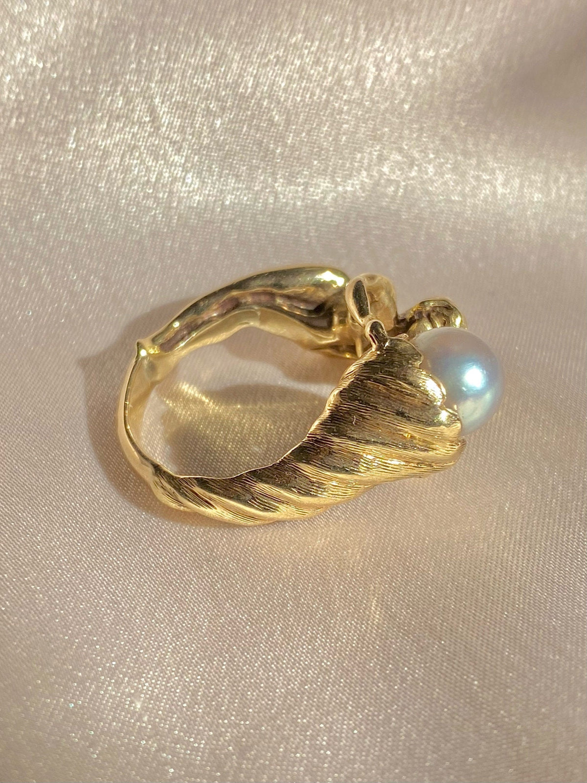 Vintage 9k Pearl Mermaid Conch Shell Ring