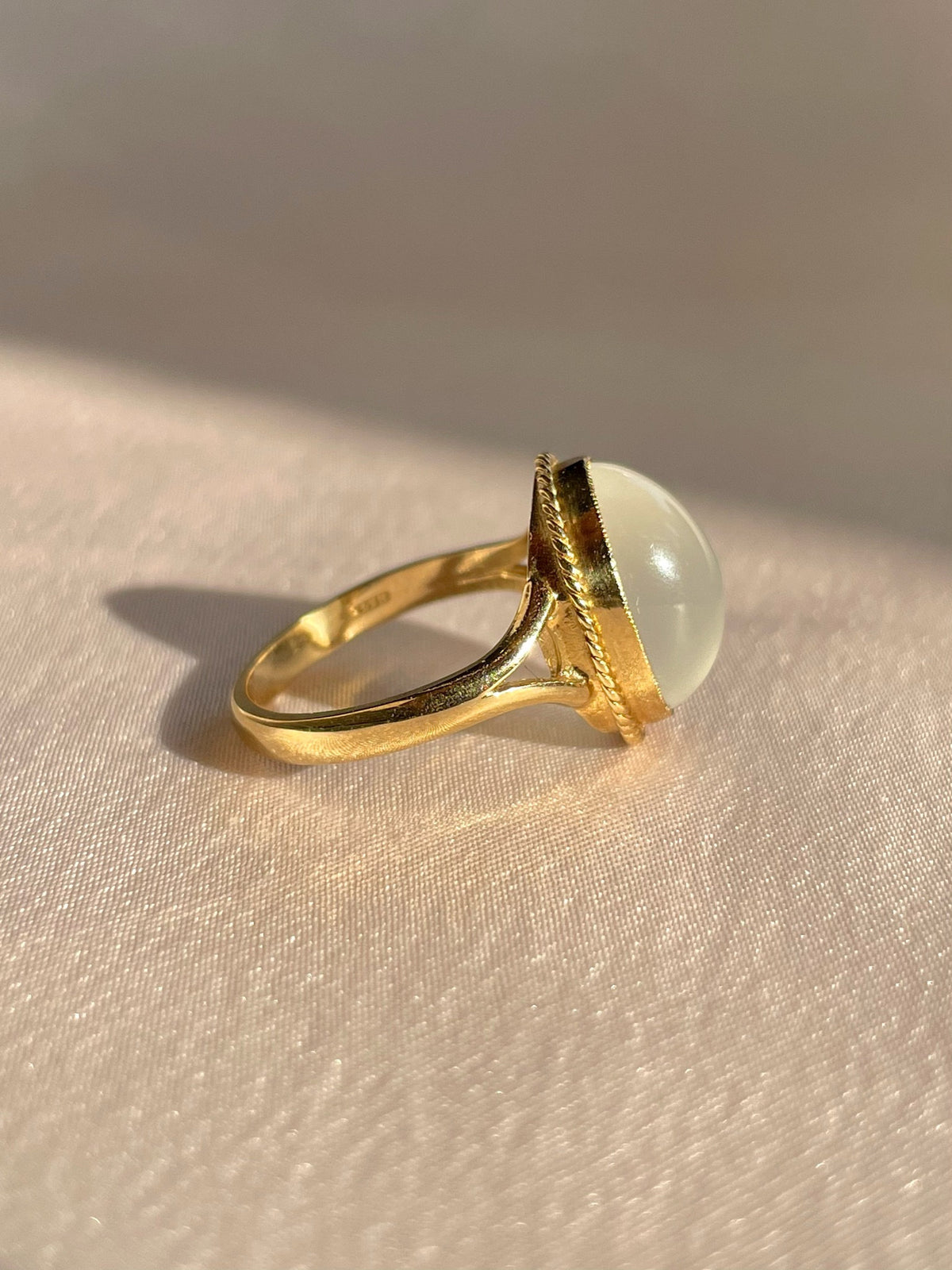 Vintage 9k Moonstone Cabochon Cocktail Ring 2001