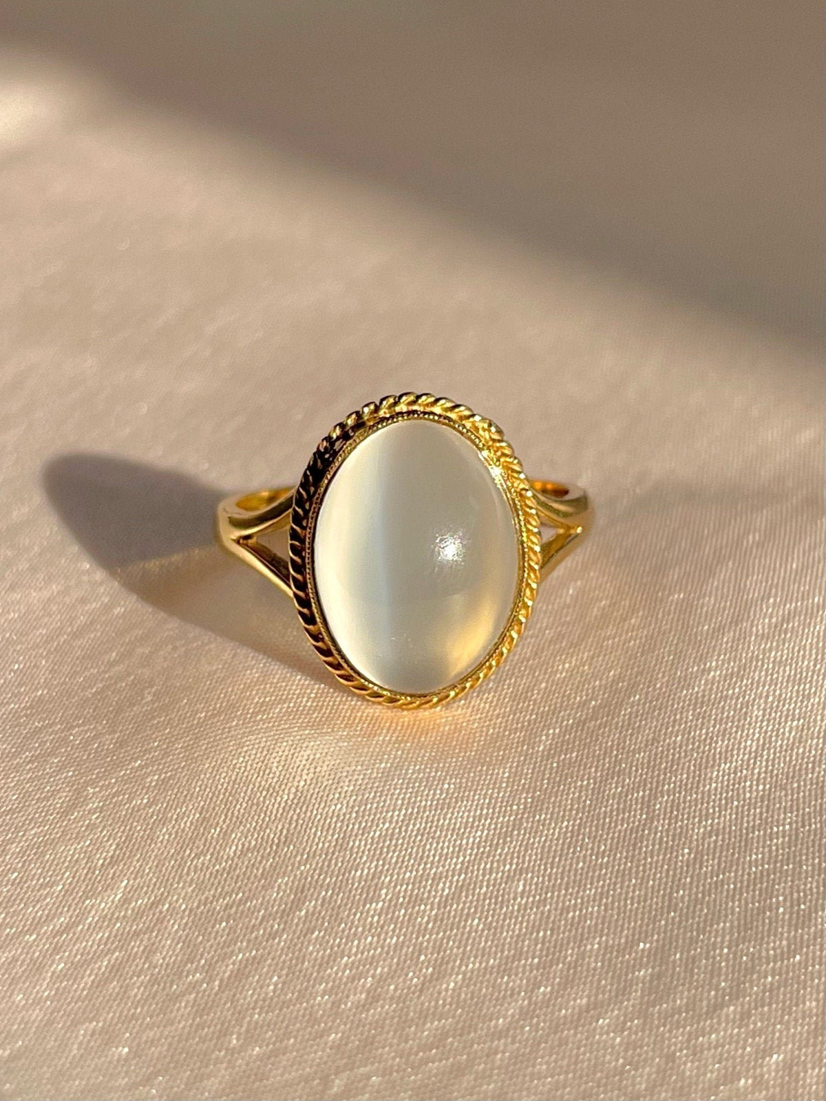Vintage 9k Moonstone Cabochon Cocktail Ring 2001