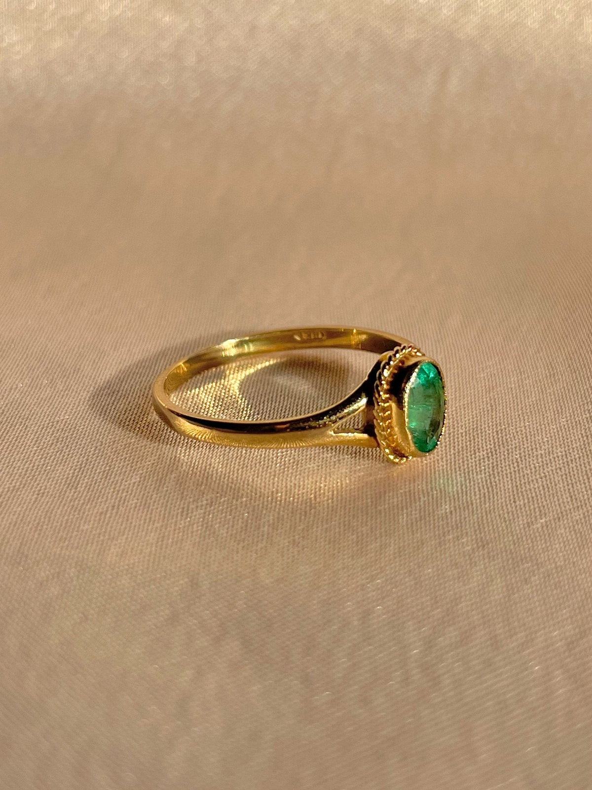 Vintage 9k Emerald Bezel Solitaire Ring