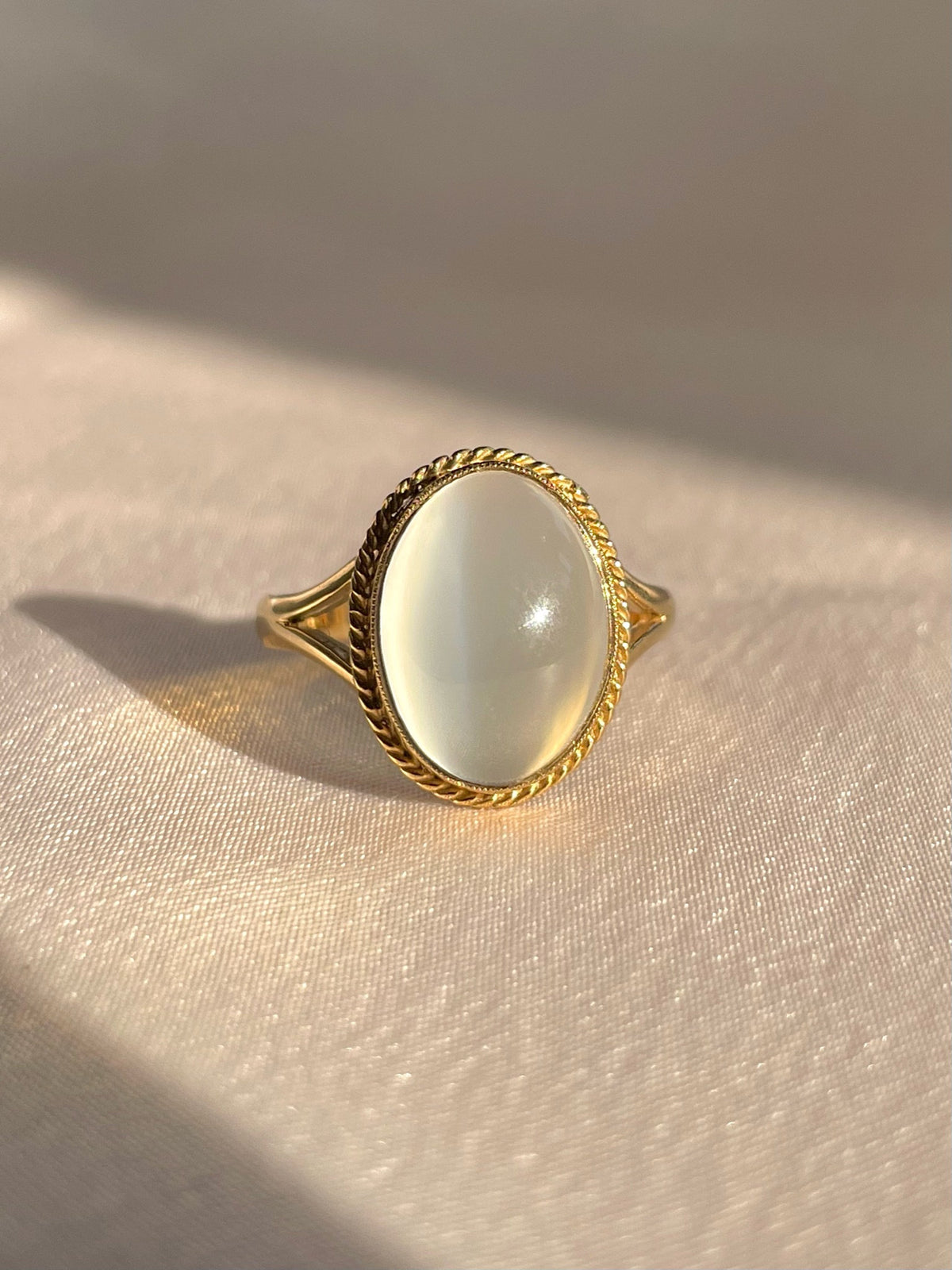 Vintage 9k Moonstone Cabochon Cocktail Ring 2001