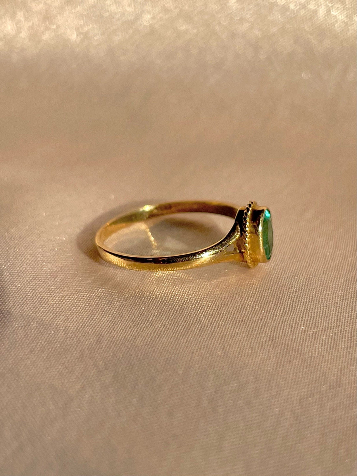 Vintage 9k Emerald Bezel Solitaire Ring