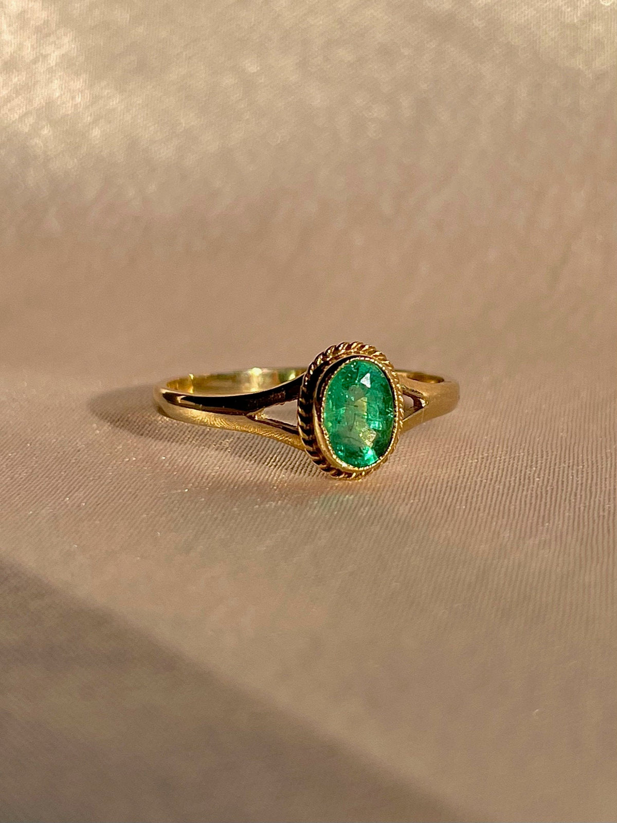 Vintage 9k Emerald Bezel Solitaire Ring