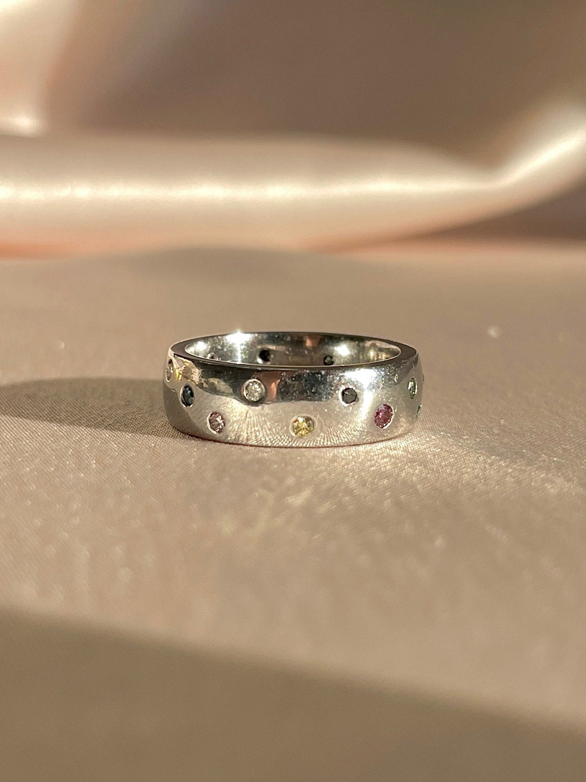 Vintage 18k White Gold Rainbow Diamond Dot Eternity Ring