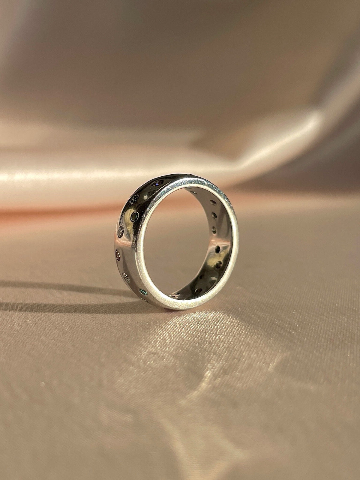 Vintage 18k White Gold Rainbow Diamond Dot Eternity Ring