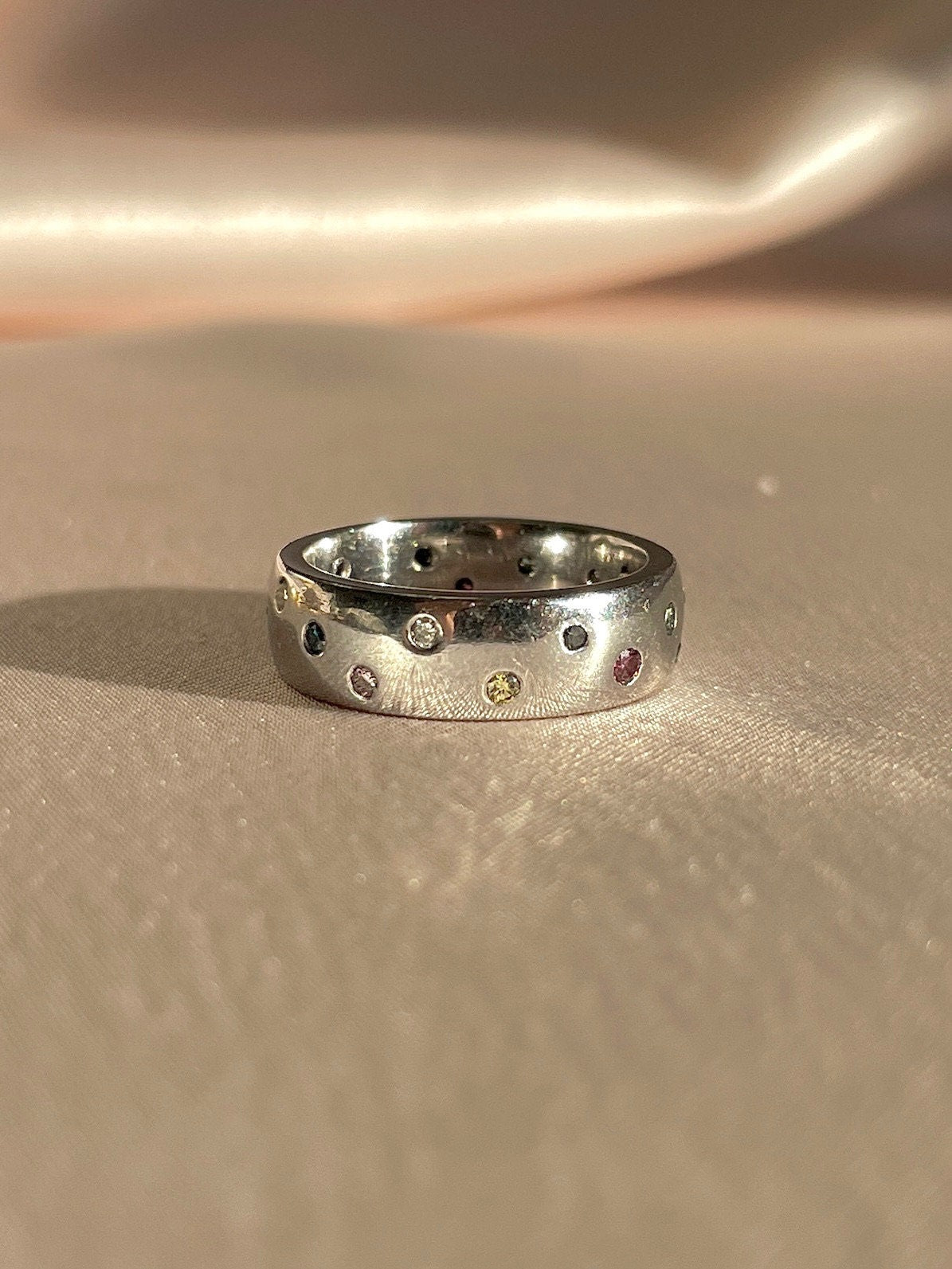Vintage 18k White Gold Rainbow Diamond Dot Eternity Ring